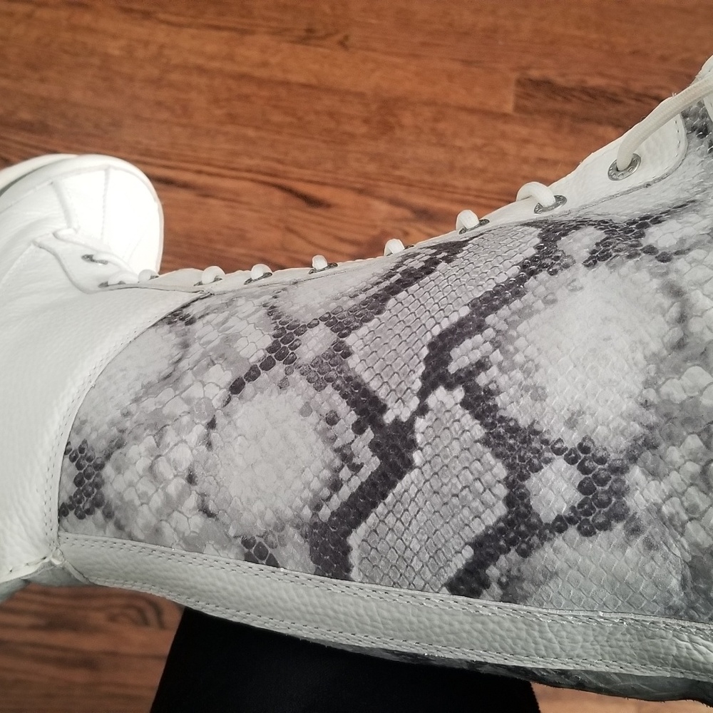 SOLD UGG Adirondack Snake White + UGG Cloves FREE! - Picture 3 of 7